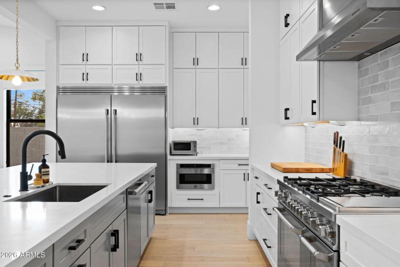 Kitchen w/ Walk-In Pantry