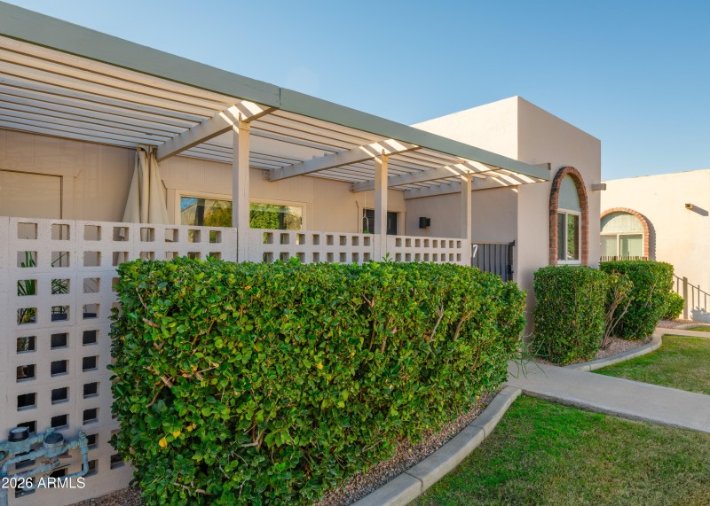 Entry with breeze block wall