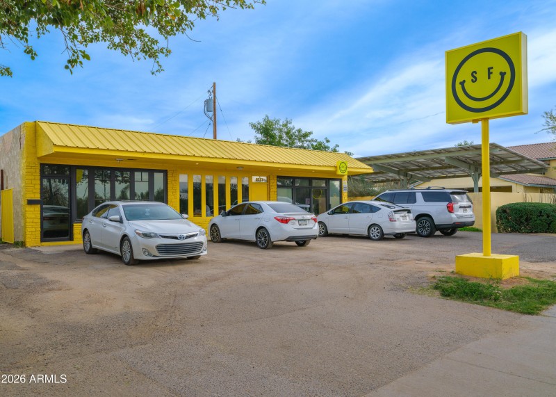 Restaurants a stones throw away