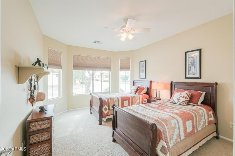 Guest room w/bay window