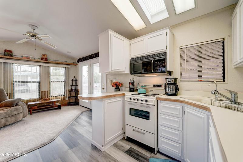 Lots of storage in kitchen