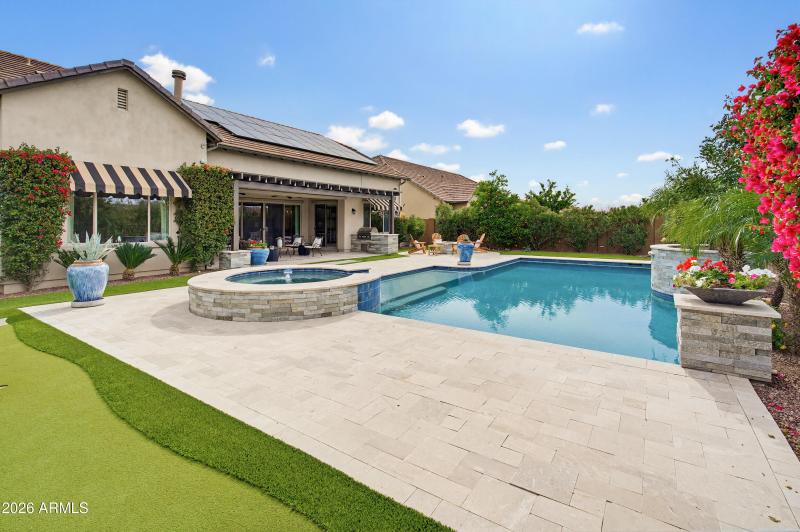 Backyard w putting green