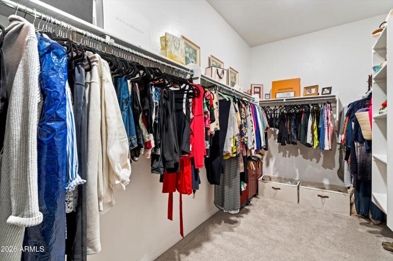 28-Walk-in Closet