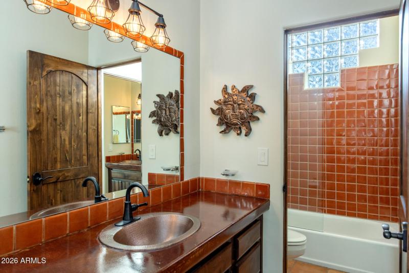 bathroom (jack & jill)