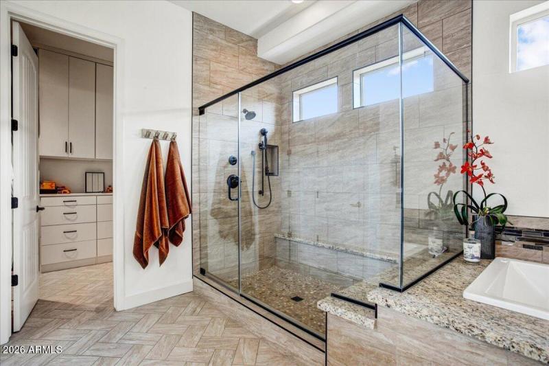 25-12-Primary Shower & Closet