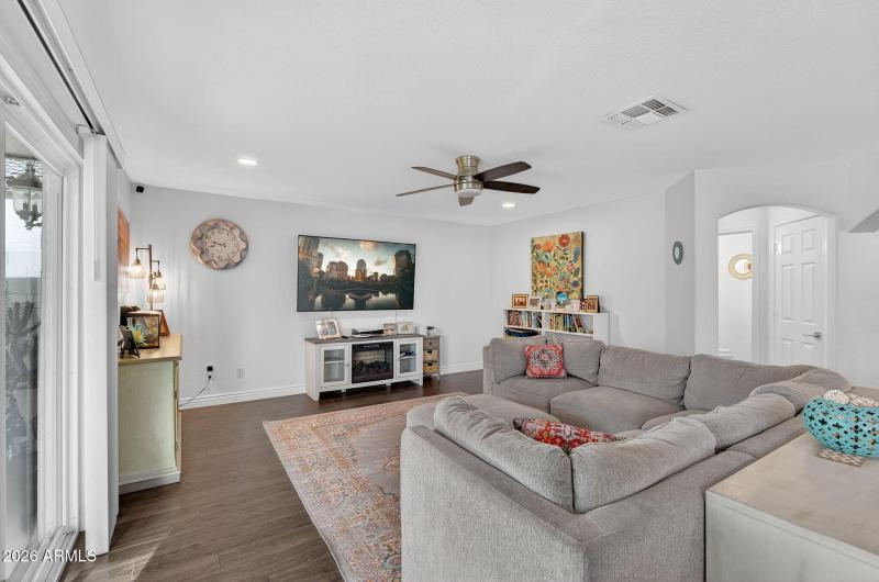 4-web-or-mls-41- E Desert Willow Rd