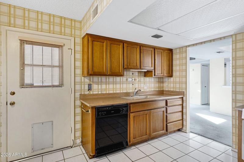 2647 N Olympic Cir-15