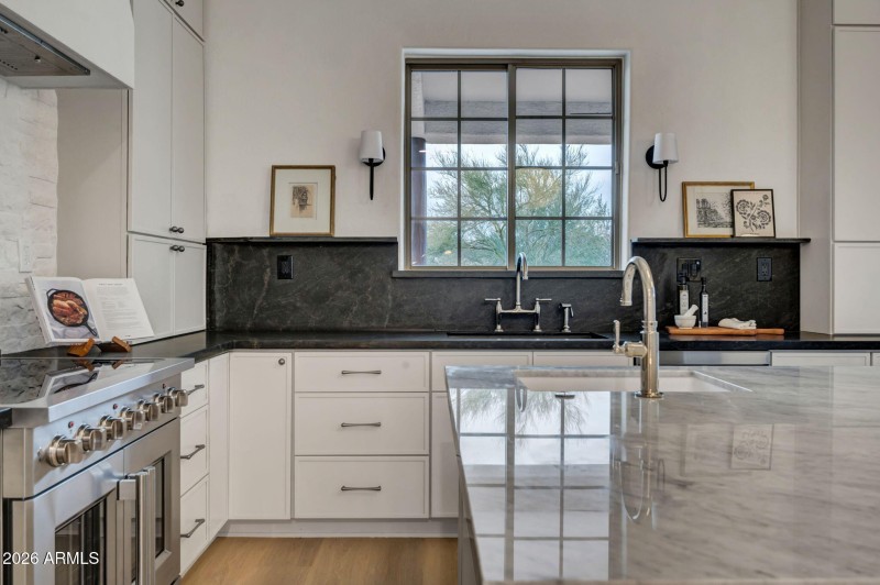 large-019be693-62fb-734c-b87e-9b2aa57daf