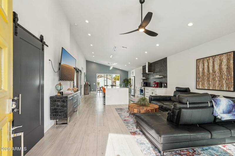 9-web-or-mls-E Weldon Ave-S2201-009