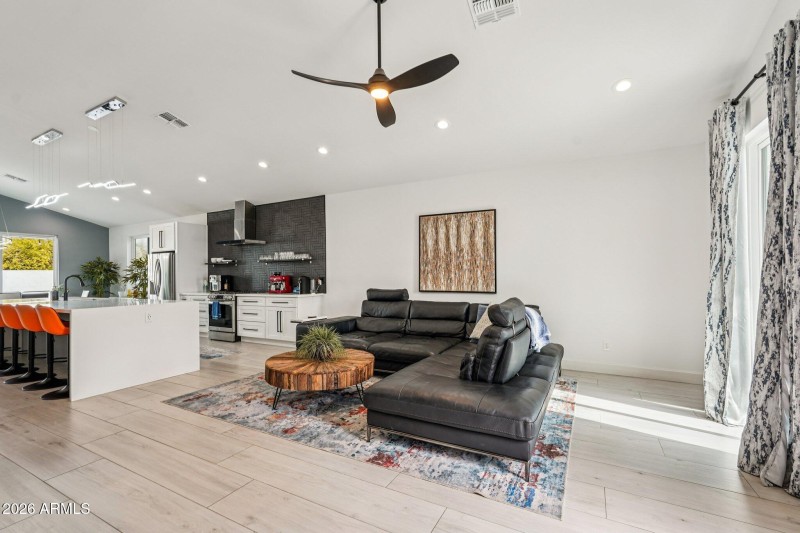 10-web-or-mls-E Weldon Ave-S2201-010