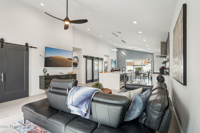 11-web-or-mls-E Weldon Ave-S2201-011