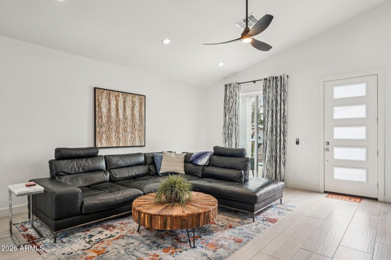 12-web-or-mls-E Weldon Ave-S2201-012