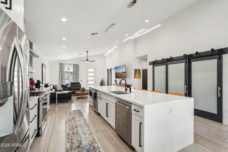 17-web-or-mls-E Weldon Ave-S2201-017