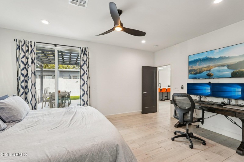 28-web-or-mls-E Weldon Ave-S2201-028