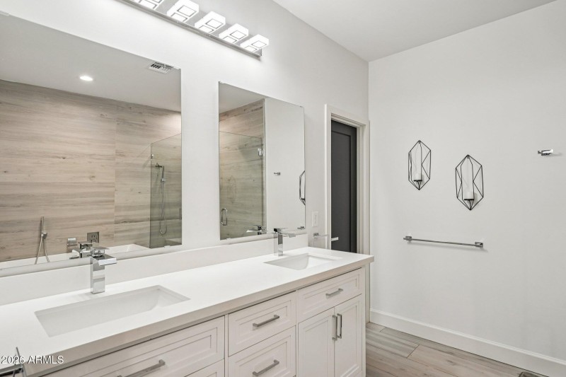 31-web-or-mls-E Weldon Ave-S2201-031