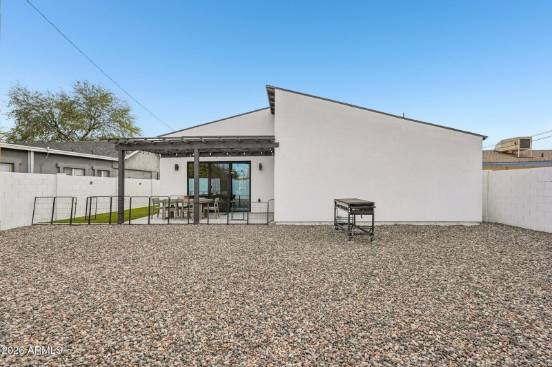 42-web-or-mls-E Weldon Ave-S2201-042