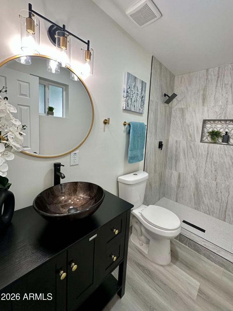 2ND MASTER BATHDROOM