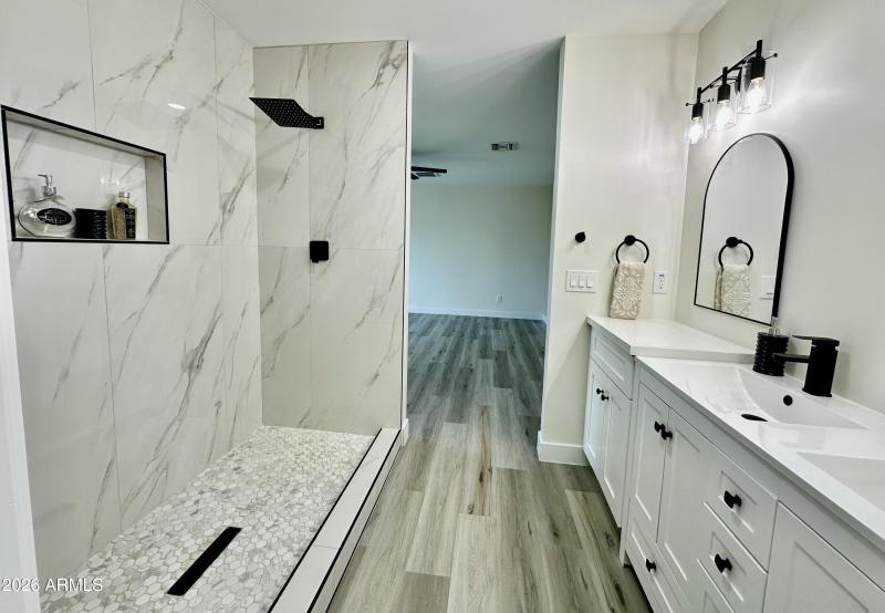 MASTER SUITH BATHDROOM