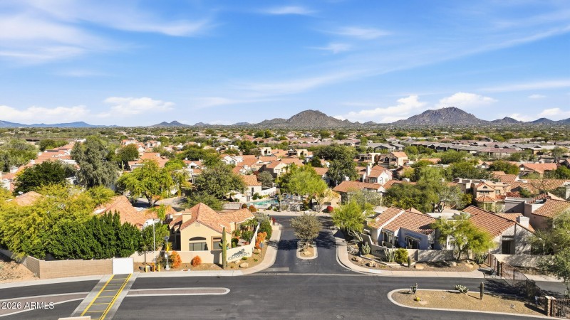 Gated Los Oi==Portones