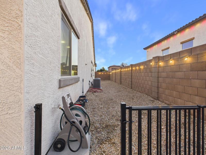 CAM02404G0-PR0186-STILL014