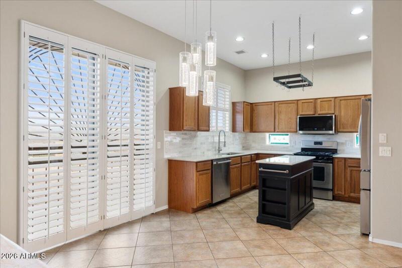 09-Dining Area & Kitchen