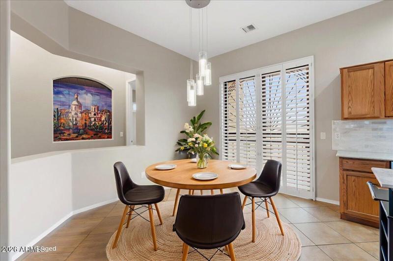 06-Dining Area Virtually Staged