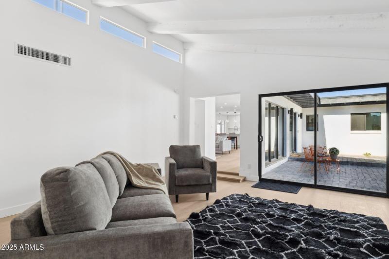 10-web-or-mls-342-e-orangewood-ave