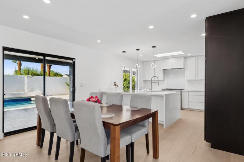 11-web-or-mls-342-e-orangewood-ave