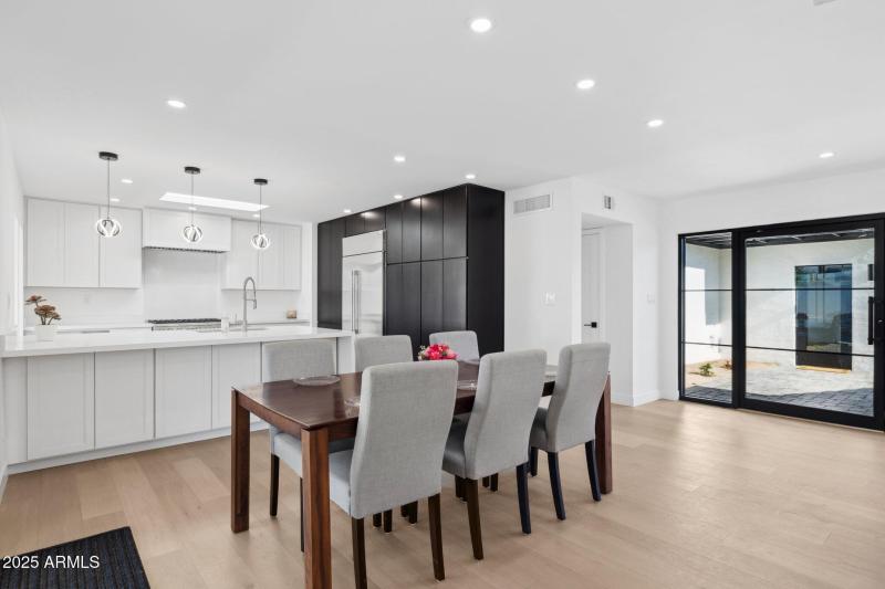 12-web-or-mls-342-e-orangewood-ave