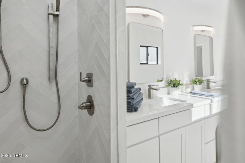 20-web-or-mls-342-e-orangewood-ave