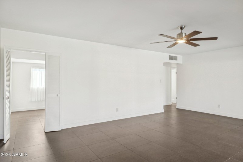 8-web-or-mls-5428-e-pinchot-ave