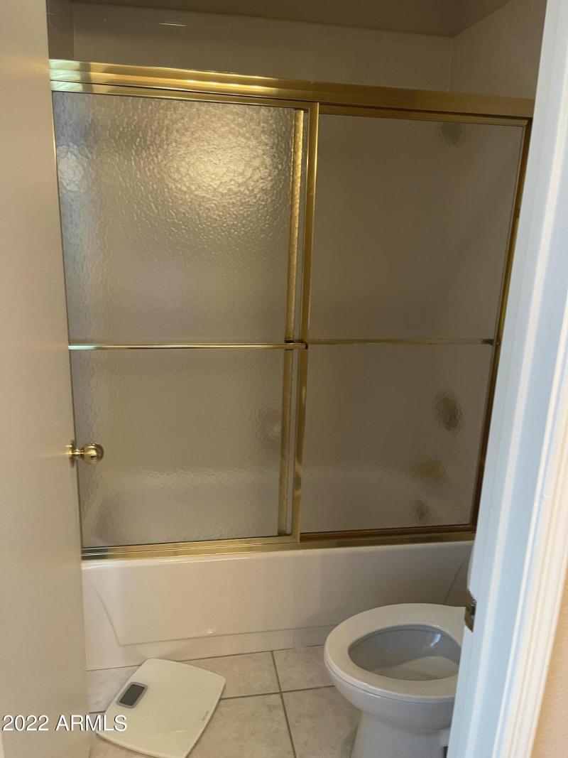 5518 E Lindstrom Ln-Master Tub