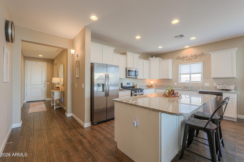 Huge Island/Breakfast Bar