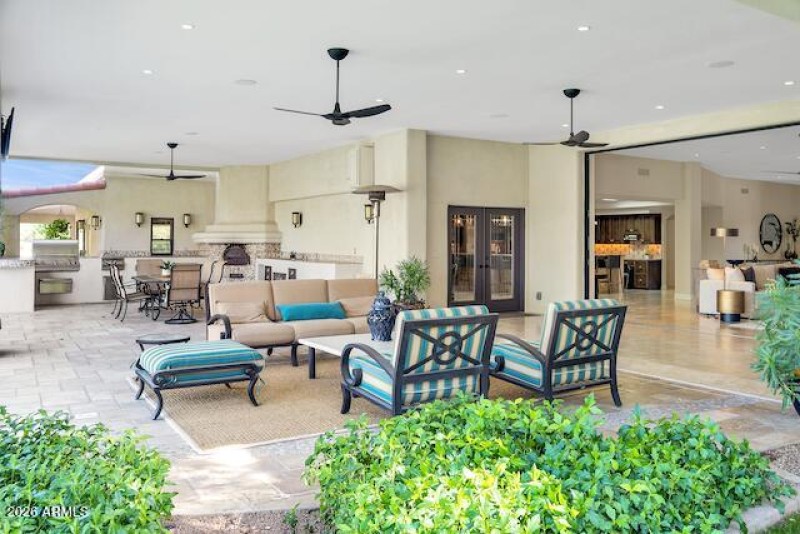 Outdoor kitchen with Pizza Oven copy