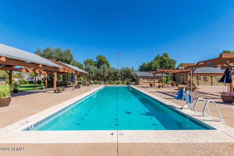 15391 W Dreyfus St-64