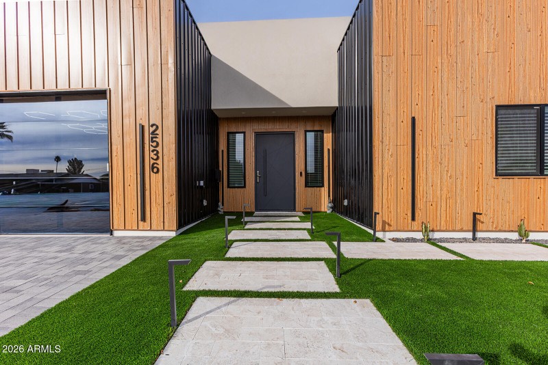 2536 E Indianola Ave-6