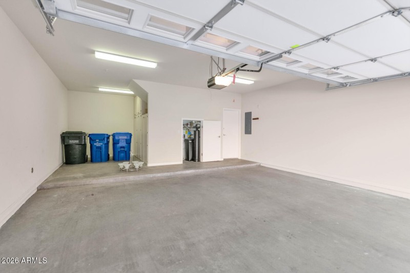 3935 E Rough Rider Rd-large-030-034-TOD5