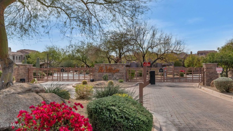 3935 E Rough Rider Rd-large-031-003-TOD4