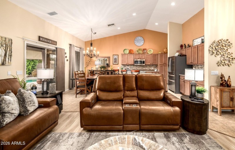 Great Rm Opens to Kitchen