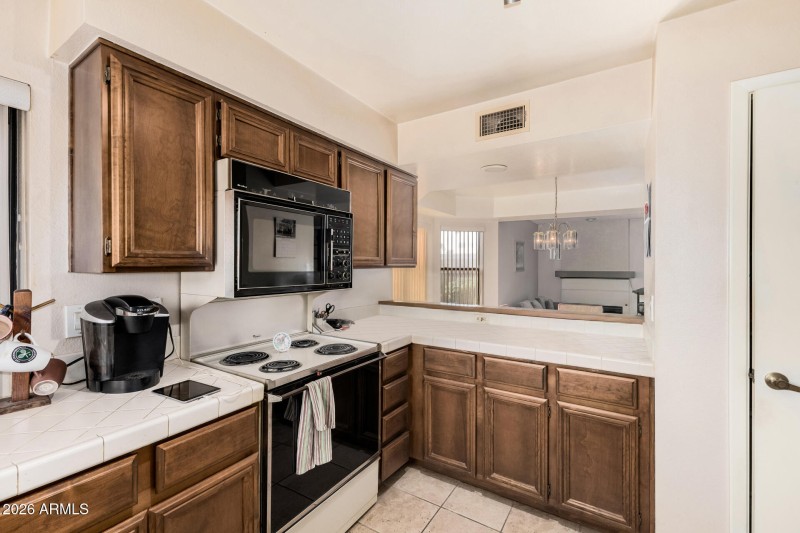 Breakfast Bar bet Kitchen & DIning