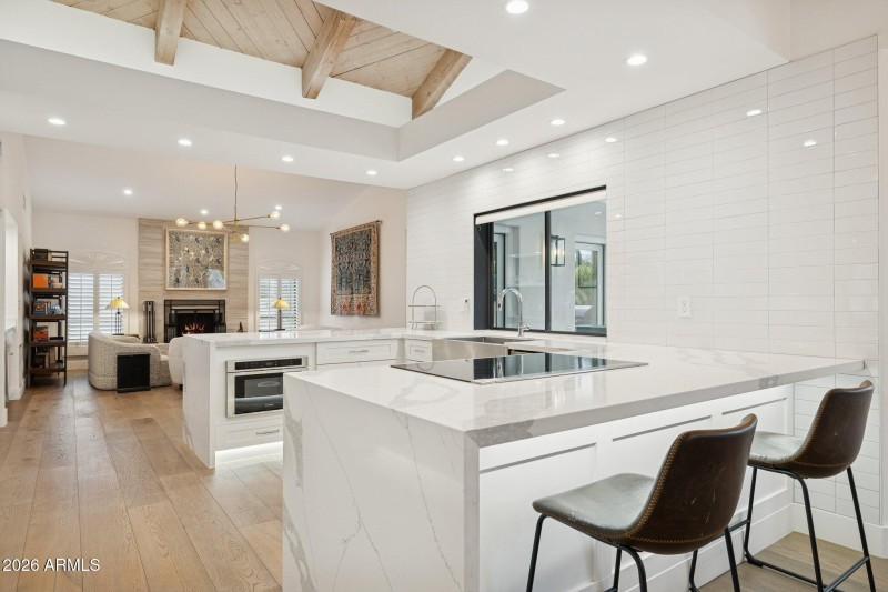 16-web-or-mls-10636-e-desert-cove-ave