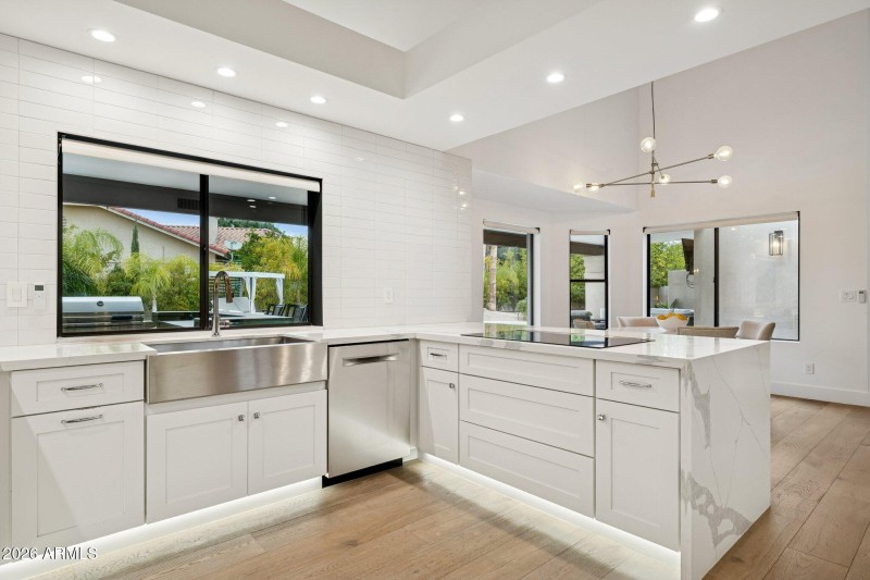 20-web-or-mls-10636-e-desert-cove-ave