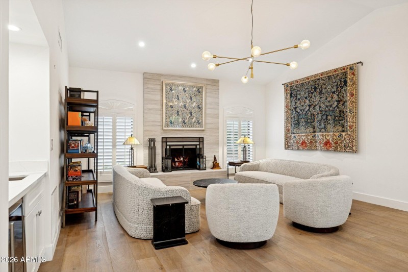 21-web-or-mls-10636-e-desert-cove-ave