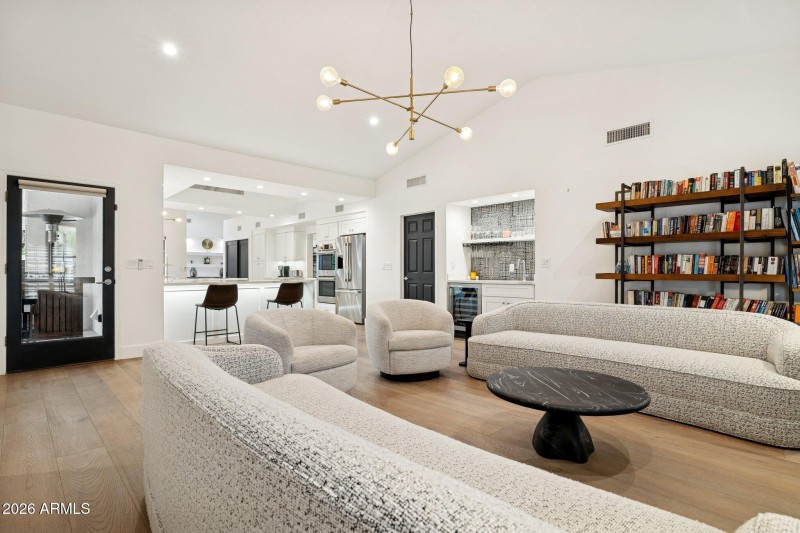 23-web-or-mls-10636-e-desert-cove-ave