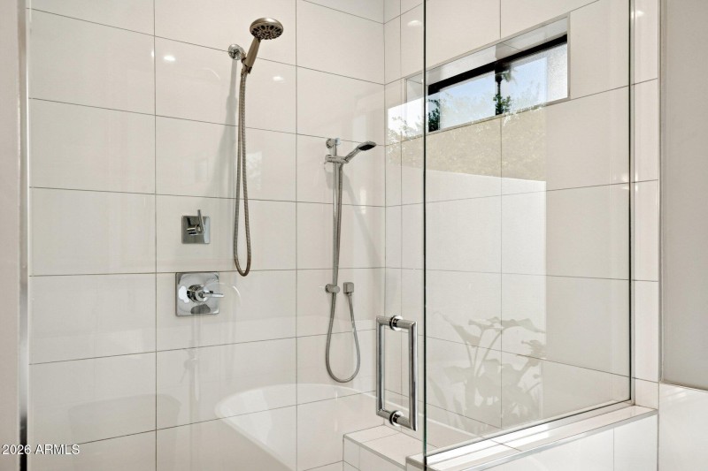 29-web-or-mls-10636-e-desert-cove-ave