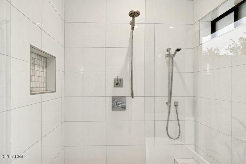 30-web-or-mls-10636-e-desert-cove-ave