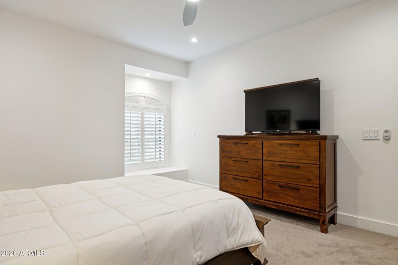 38-web-or-mls-10636-e-desert-cove-ave