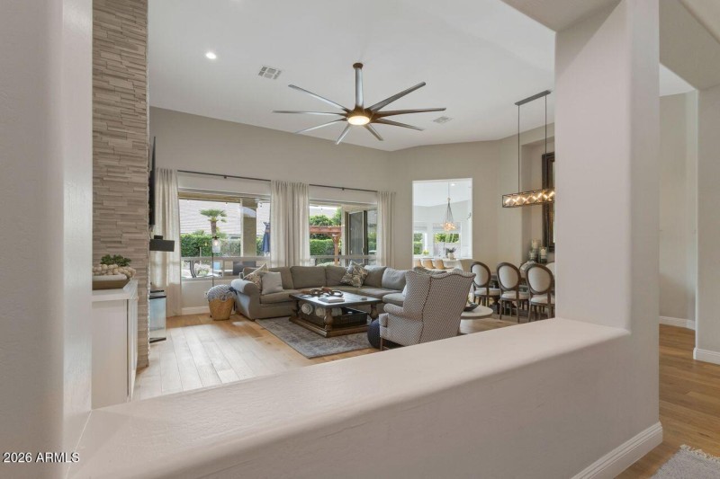 Light & airy flow throughout.