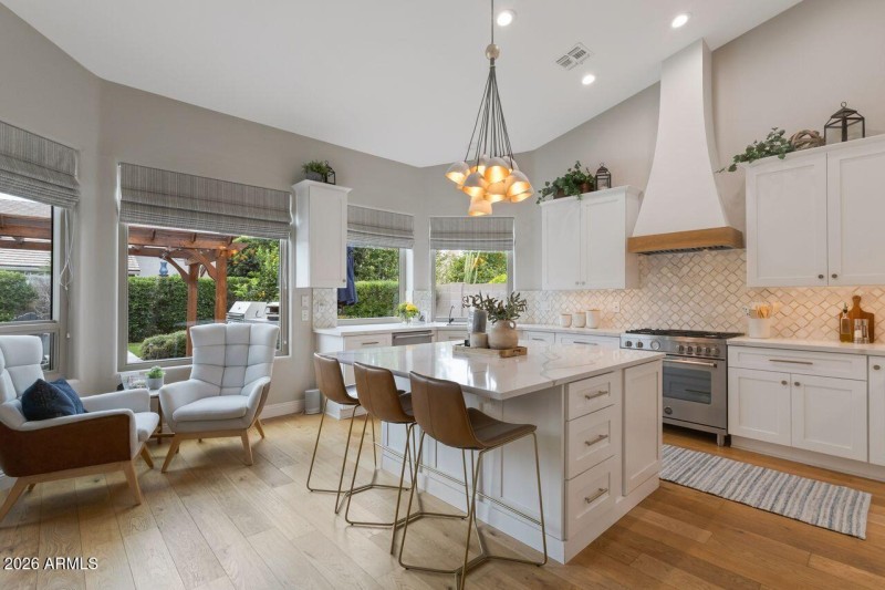 Expansive island & morning room.