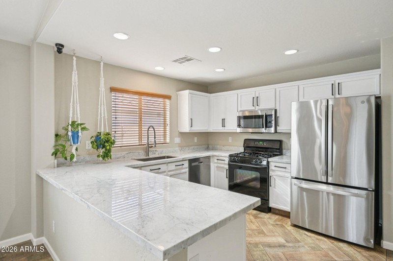 11-web-or-mls-N 63rd Dr-S2401-011